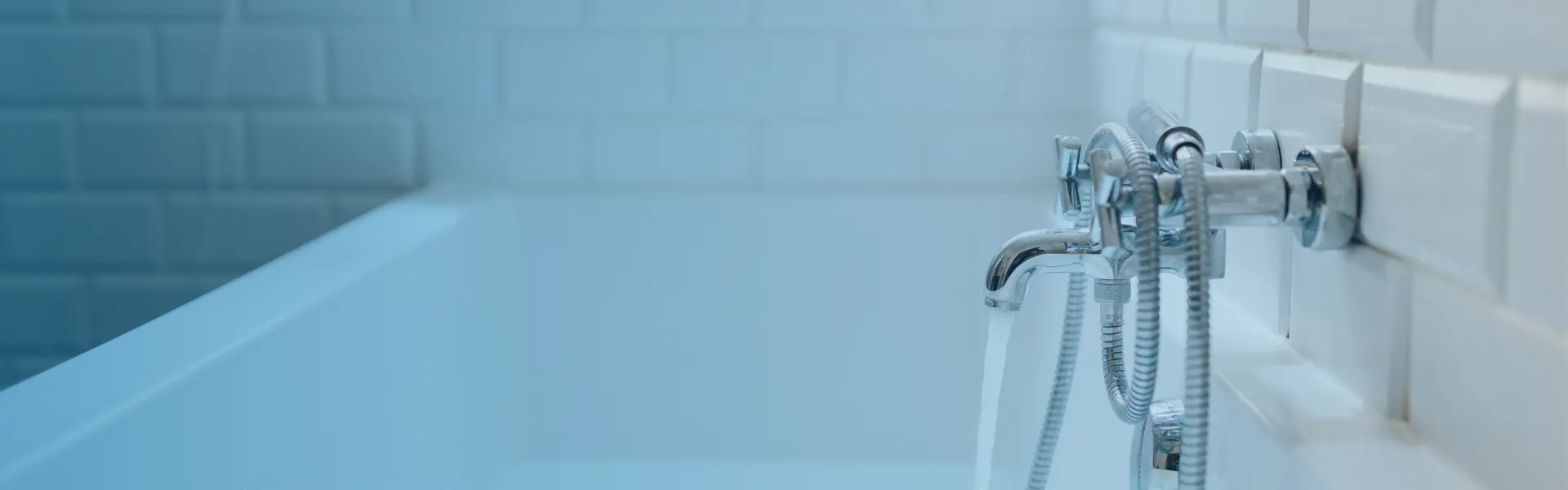 Bañera con grifo abierto